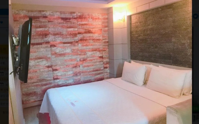 Renaissance Motel