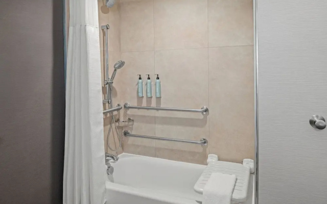 Courtyard By Marriott Woodland