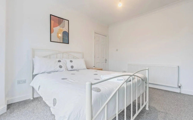Beautiful 5 Bedroom Home in Coventry 14min to NEC