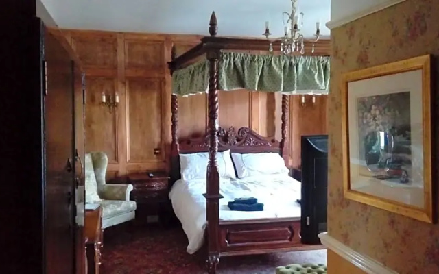Neuadd Arms Hotel
