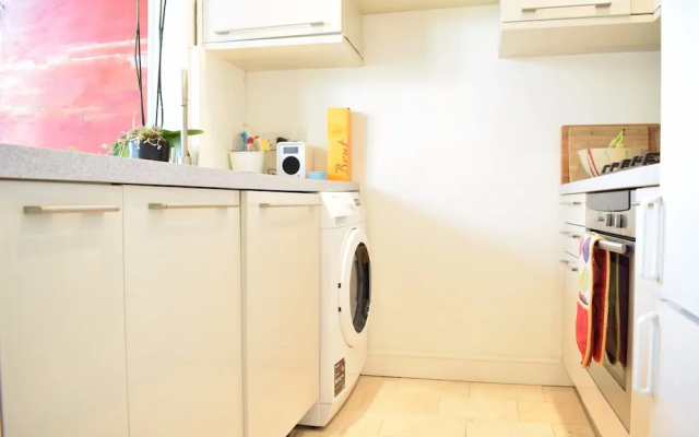 Bright 1 Bedroom Flat in Brook Green