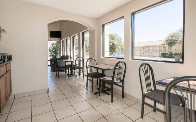 Days Inn by Wyndham Austin South