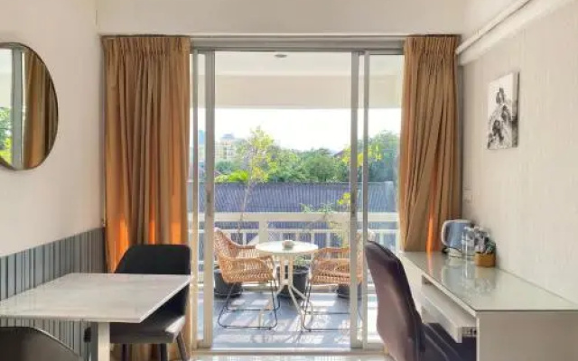 Modern Unit at Lumpini,Sathon by Sabai