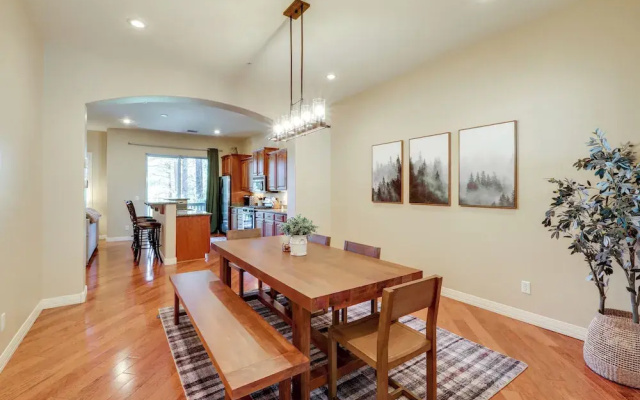 Tasteful Flagstaff Townhome w/ 2 Furnished Decks
