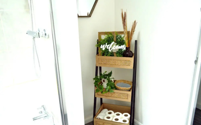 Beautiful Two-bed Apartment With Driveway Parking
