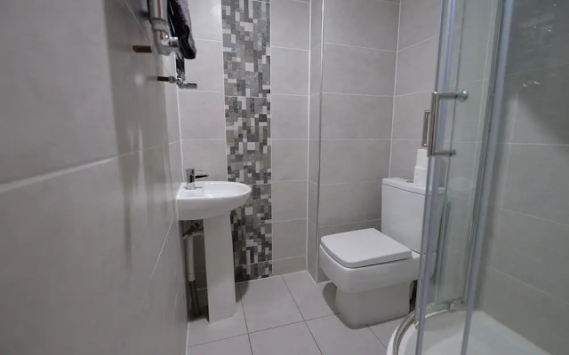 Enticing Holiday Home in Coventry With Garden