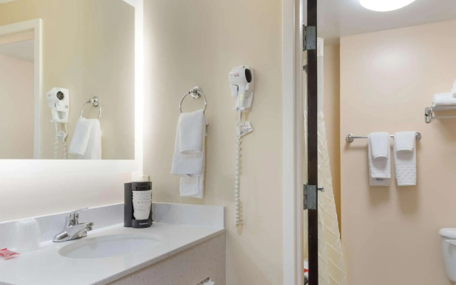 All Seasons Inn & Suites Smithfield Providence
