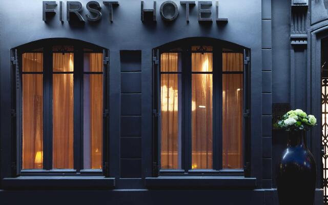 First Hotel Paris - Tour Eiffel вид на фасад