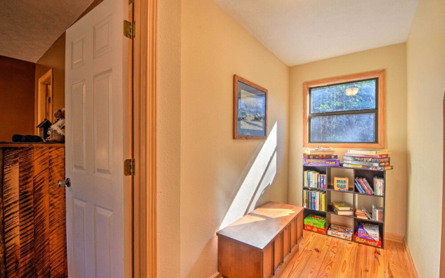 Family-friendly Cabin ~ 1 Mile to Hike & Swim!