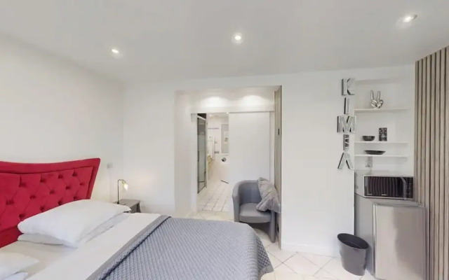 Kimia Suite Room