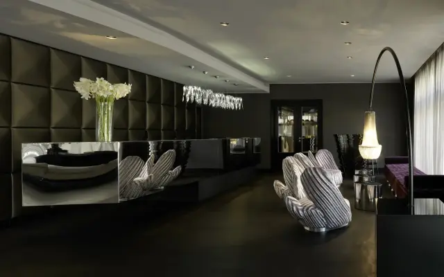 Roomers Frankfurt Central, Autograph Collection