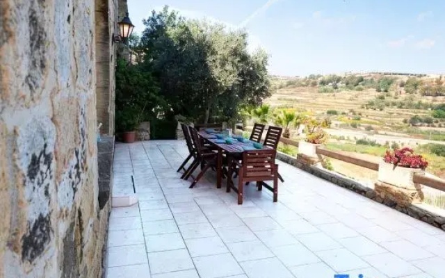 Villeleynah - 5 bedrooms (sleeps 12+ 2 kids) Munxar village