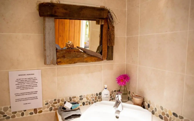 Cosy Cottage ground floor bedroom ensuite with private entrance