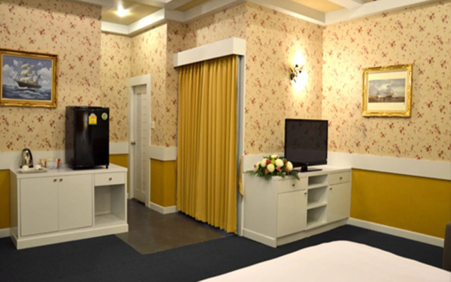 Raya Grand Hotel