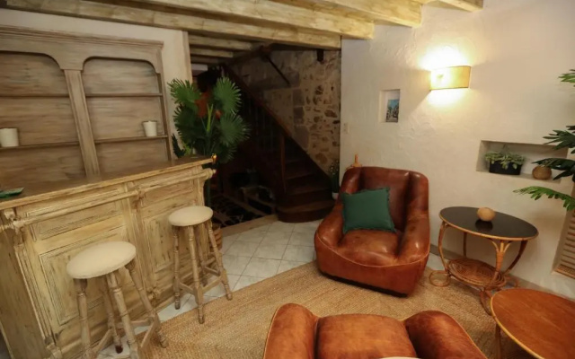 Maison atypique dans cité médiévale