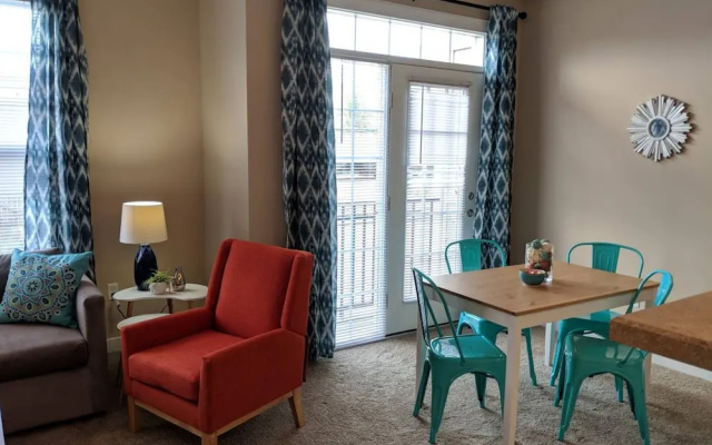 Mid-Century Modern 2BR Apt with VIews