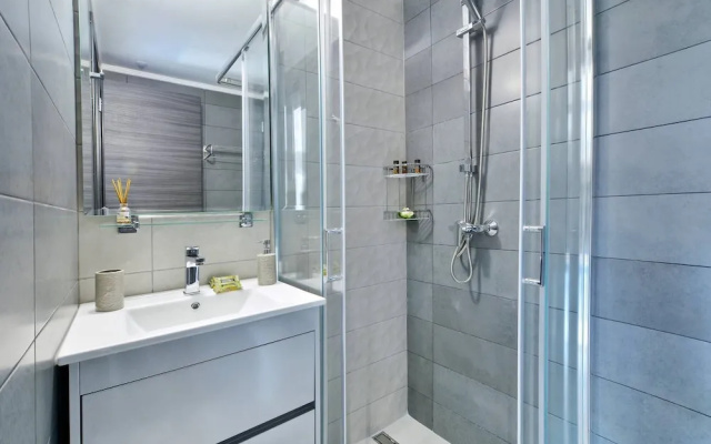 Villa Bratou Ignis Sleeps 6 With Parking