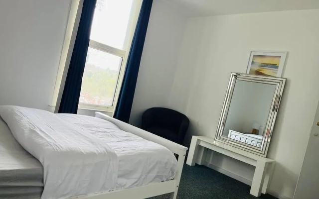 Stunning 2-bed House in Chatham