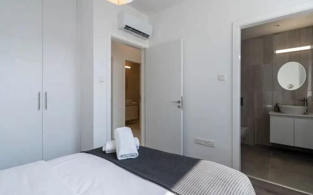 Taupe 2-BR Apt. & Balcony in Larnaca