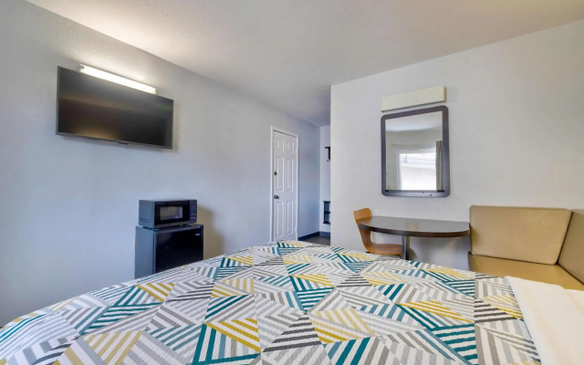 Motel 6 Oshkosh, WI
