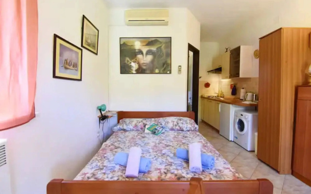 Cozy Studio With Garden Terrace in Zambratija