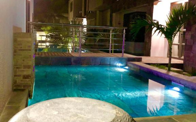 Luxury Westwood Apartment+pool