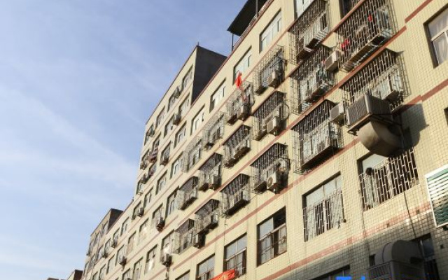 Xinzheng 1314 Theme Hotel (Henan Engineering College)