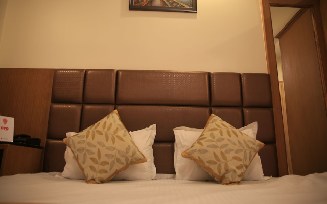 OYO 4300 Hotel The Royal Placid
