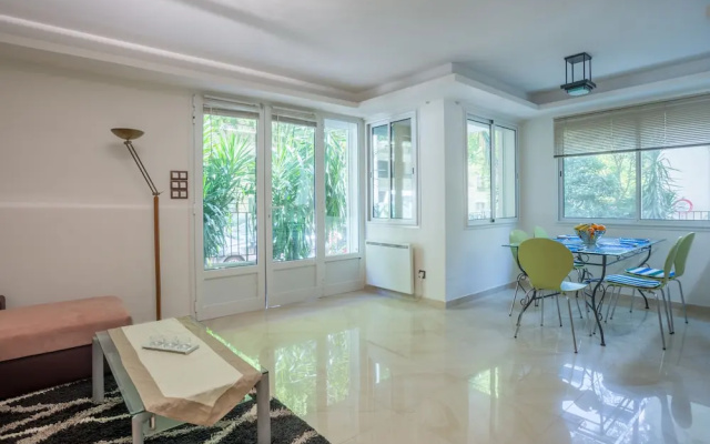 2 BDRM flat with 260m2 garden-Congress/Beaches by Weekome