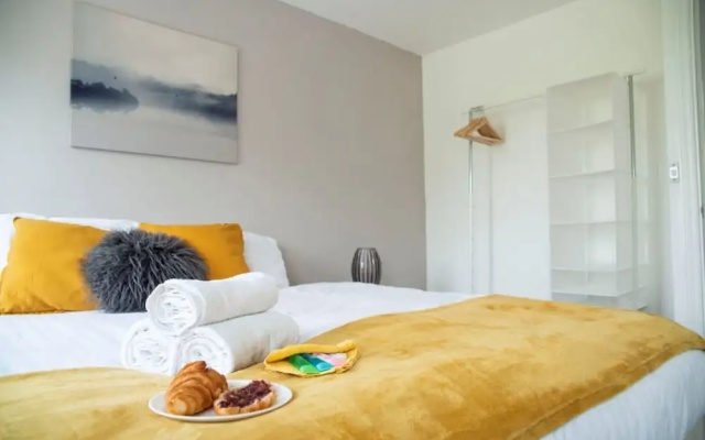 Contractorscleancharming 2-bed House in Coventry