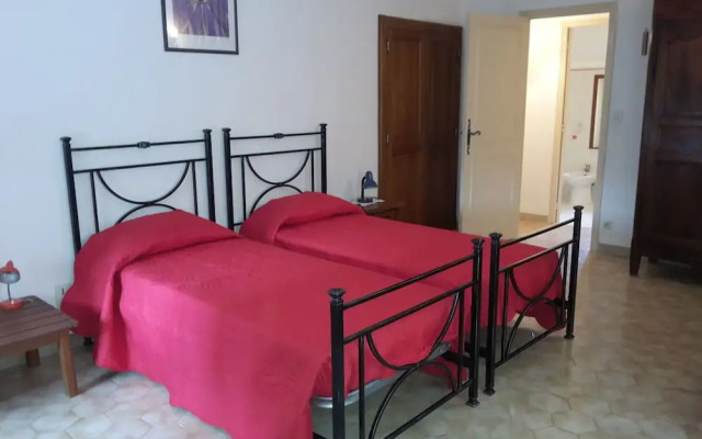 Snug Farmhouse in Provence-alpes-riviera With Swimming Pool