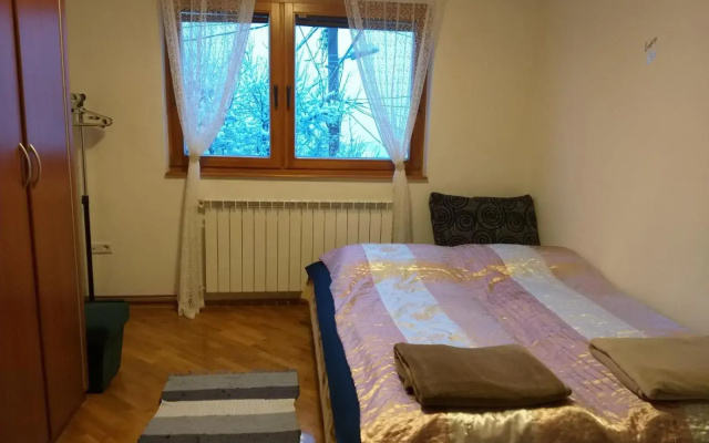 Atraktivni stan sa garažom i internetom