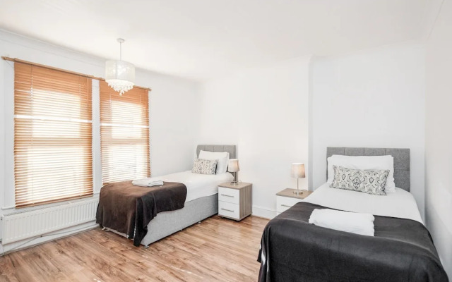 4 Bed House - Sleeps 8 - Garden - Parking - Wifi