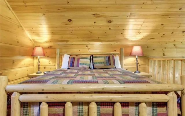 Bearadise 1 Bedroom Home with Hot Tub