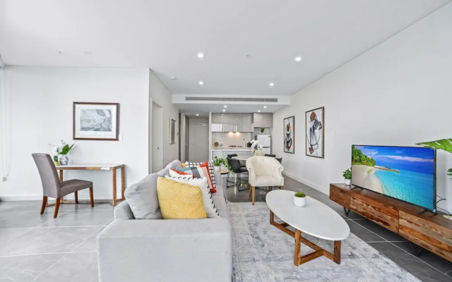 HomeHotel-Ultra Luxury 2 Bedroom next to Mall & Train