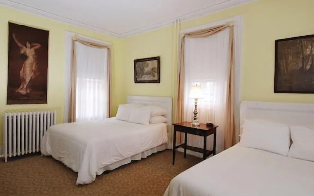 Yankee Peddler Inn