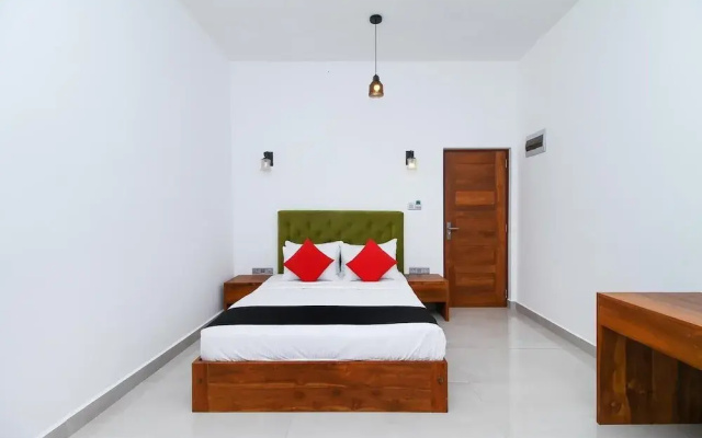 Capital O 470 J Leaf Hotel