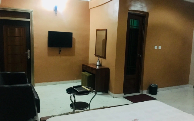 Euc Demodern Hotel And Suites