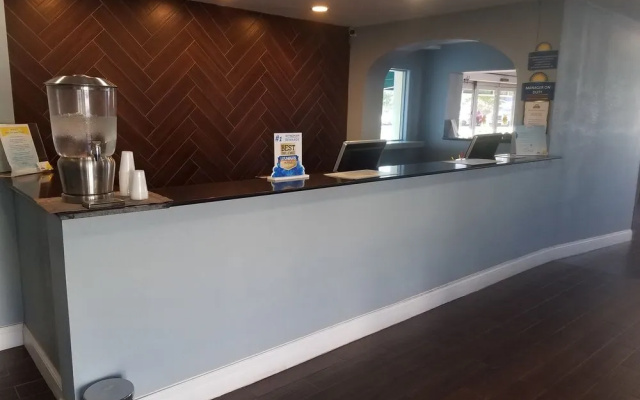 Days Inn & Suites Wichita East