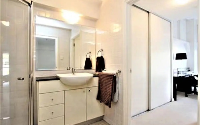 Waterfront Apt. on Sydney Harbour H390