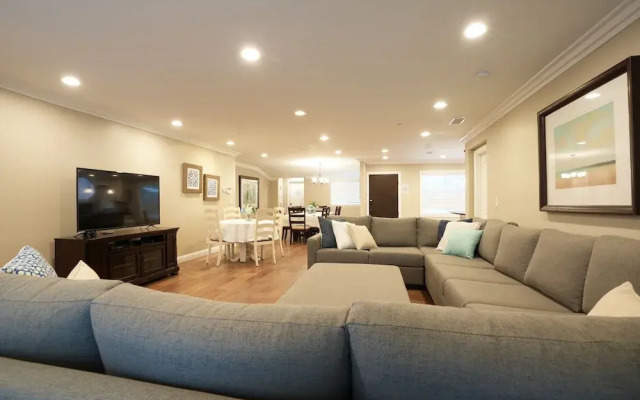 Upscale 6 Bed, 5 Ba, New Pool W/jacuzzi, 1/2 Mile Walk to Disney