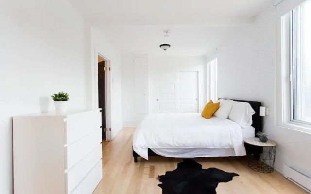 Stylish & Unique 3 Bdr Flat With Parking!