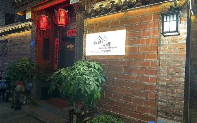 Red Brick Courtyard Homestay