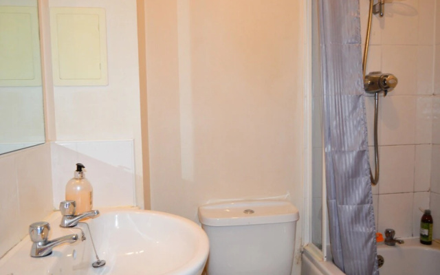 Bright 2 Bedroom Apartment With Parking in Edinburgh