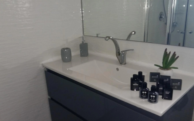 Holiday studio apartment near the Bahá ' í gardens