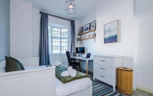 New Stylish City-centre Flat w Parking Sleeps 4