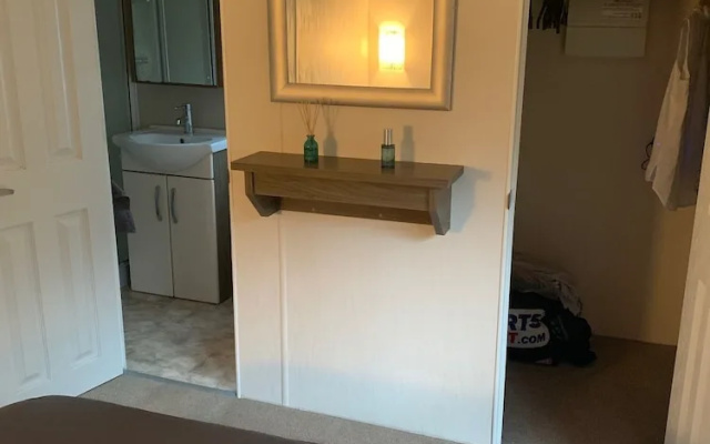 Caravan - Sleeps 6 - Patio, Parking