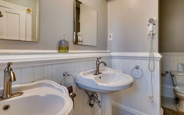 Elegant 2BR on Forsyth Park
