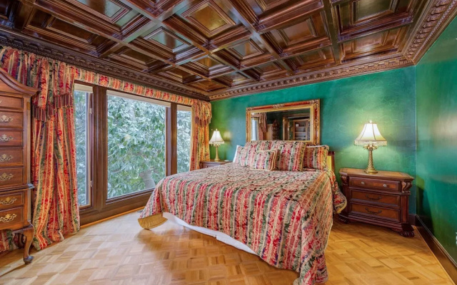 Magnificant & Private Lakefront 5 Bedroom Home