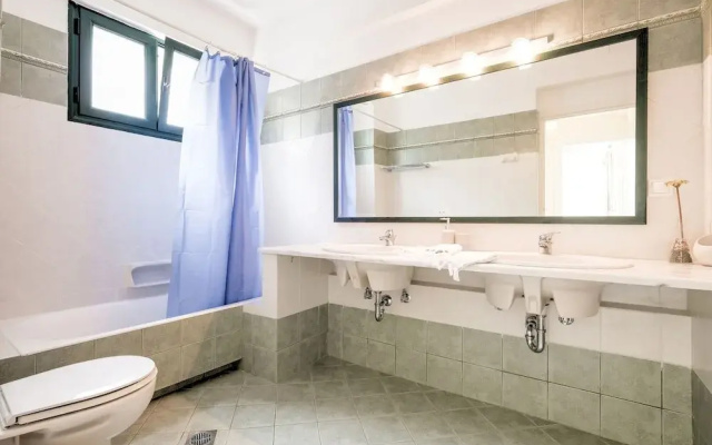 Serene Villa in Pera Melana near Sea